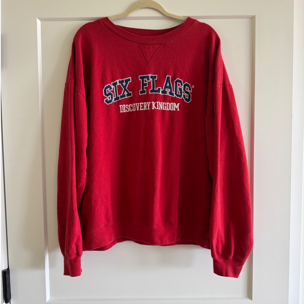 Six flags red Crewneck‎